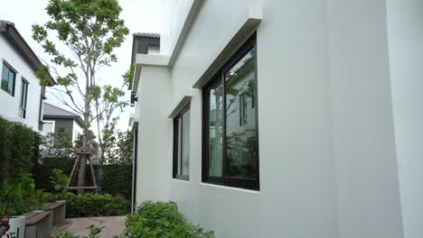 Diseño-Exterior-De-Casa-Contemporánea-Moderna-En-Blanco-Y-Gris.
