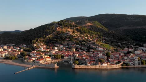 Nafpaktos-Griechenland-Luftaufnahmen-Von-Sehenswürdigkeiten,-Altstadthafen-Und-Venezianische-Festung,-Morgenlicht-Drohnenaufnahme