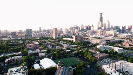 Luftaufnahme-Von-Chicago-Aus-Den-Vororten,-Rechts-Großes-Amerikanisches-Fußballstadion,-Auch-Bekannt-Als-Gridiron-Football