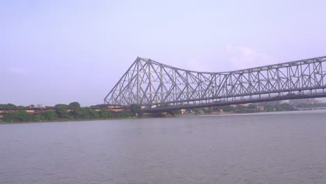 El-Puente-Howrah-Es-Un-Puente-Voladizo-Construido-Por-La-Compañía-Británica-De-Las-Indias-Orientales-En-1943.