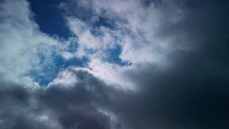 Unheilvolle-Gewitterwolken-Nähern-Sich-Dem-Blauen-Himmel-Und-Die-Dunkelheit-Bricht-Herein