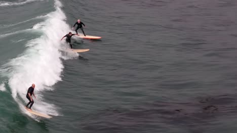 Luftaufnahme-über-Surfer,-Die-Wellen-An-Der-Meeresküste-Von-Los-Angeles,-Kalifornien,-USA-Reiten
