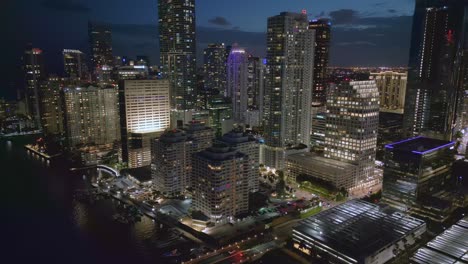 Miami-Downtown-Am-Wasser-Bei-Nacht