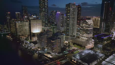 Centro-De-Miami-En-El-Paseo-Marítimo-Por-La-Noche