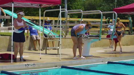 Frau-Am-Pool-Feuert-Schwimmerin-Beim-Schwimmwettbewerb-In-Arkansas,-USA-An