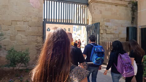 Los-Turistas-Se-Acercan-A-La-Puerta-De-La-Ciudad-De-La-Valeta-En-La-Isla-De-Malta.