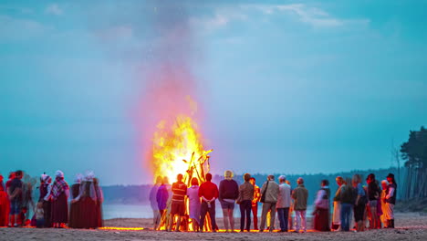 Lagerfeuer-Am-Strand:-Ein-Zeitraffer