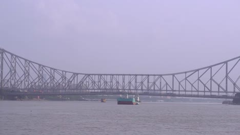 Howrah-Bridge-Ist-Eine-Freitragende-Brücke,-Die-1943-Von-Der-British-East-India-Company-Gebaut-Wurde