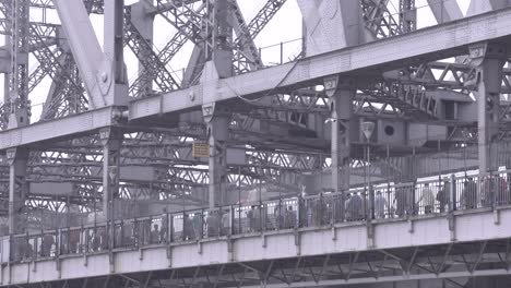 El-Puente-Howrah-Es-Un-Puente-Voladizo-Construido-Por-La-Compañía-Británica-De-Las-Indias-Orientales-En-1943.
