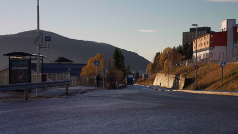Pendler-Und-Busse-Auf-Einer-Belebten-Straße-An-Einem-Sonnigen-Morgen-Im-Herbst-In-Tromsø,-Norwegen