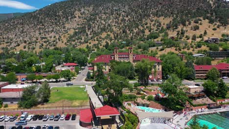 Aerial-view-approaching-Hotel-Colorado-in-Glenwood-springs,-sunny-day-in-CO,-USA