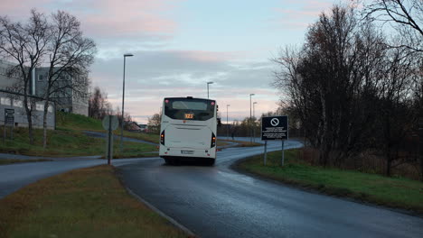 Autobuses-Circulando-Por-La-Calle-Al-Amanecer-En-Tromso,-Noruega