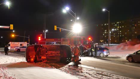 Die-Feuerwehr-Von-Mississauga-Hilft-Einem-Verunglückten-Auto-In-Einer-Winterlichen-Straße-In-Kanada