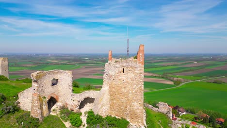 Luftaufnahme-Der-Mittelalterlichen-Burg-Staatsz-Mit-Blick-Auf-Die-Stadt-Und-Die-Ländlichen-Felder-In-Österreich
