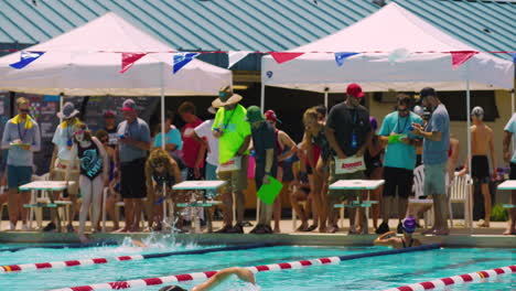 Junge-Schwimmerinnen-Konkurrieren-Beim-Sommerschwimmtreffen-In-Siloam-Springs,-Arkansas,-USA