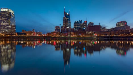 Paisaje-Urbano-Frente-Al-Río-Nashville-Desde-El-Día-Hasta-La-Noche-En-Tennessee,-EE.UU.