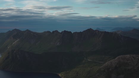 Majestuosas-Montañas-De-Grytetippen-Durante-La-Puesta-De-Sol-En-Las-Islas-Senja,-Fjordgard,-Noruega