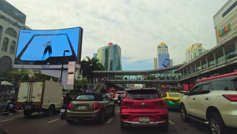 Tráfico-Congestionado-Mirando-Hacia-Delante-La-Cámara-Del-Centro-De-Bangkok,-Tailandia