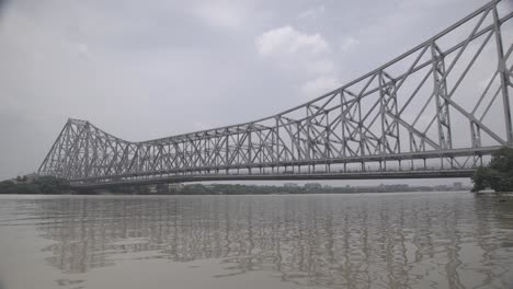 Howrah-Bridge-Ist-Eine-Freitragende-Brücke,-Die-1943-Von-Der-British-East-India-Company-Gebaut-Wurde