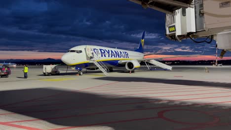 Ryanair-Flugzeug-Auf-Einer-Landebahn-Eines-Flughafens,-Das-Für-Den-Start-Vorbereitet-Wird