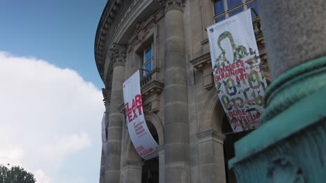 Eingang-Zum-Berliner-Museum-Mit-Plakaten,-Die-Eine-Ausstellung-Ankündigen