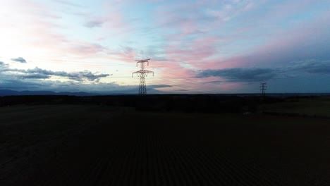 Filmische-Drohnenaufnahmen-Oder-Ein-Wunderschöner-Sonnenuntergang-Von-Einem-Feld-Aus