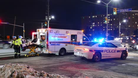 Sanitäter-Laden-Nachts-In-Mississauga-Einen-Verletzten-Autofahrer-In-Einen-Krankenwagen