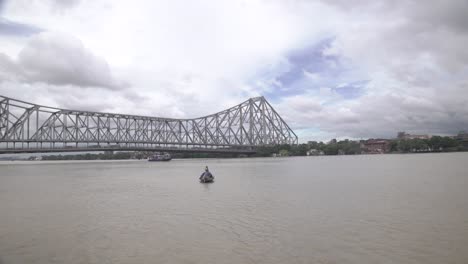 Howrah-Bridge-Ist-Eine-Freitragende-Brücke,-Die-1943-Von-Der-British-East-India-Company-Gebaut-Wurde