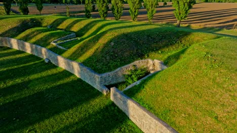 Histórico-Anfiteatro-Carnuntum-En-El-Parque-Arqueológico-En-Un-Día-Soleado-En-Austria