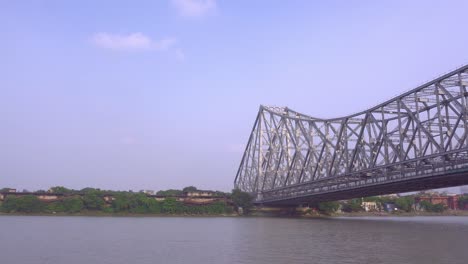 El-Puente-Howrah-Es-Un-Puente-Voladizo-Construido-Por-La-Compañía-Británica-De-Las-Indias-Orientales-En-1943.