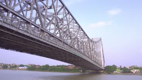 Howrah-Bridge-Ist-Eine-Freitragende-Brücke,-Die-1943-Von-Der-British-East-India-Company-Gebaut-Wurde