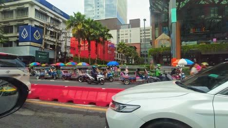 Vista-Del-Conductor-Del-Tráfico-Del-Centro,-Con-Taxis-Tuk-Tuk-Esperando-A-Los-Turistas