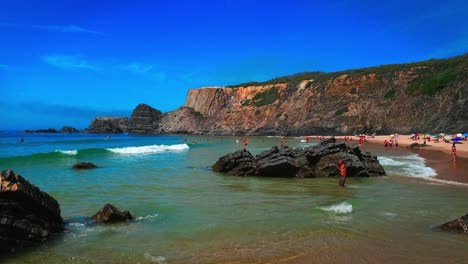 Menschen,-Die-Einen-Unterhaltsamen-Tag-Mit-Strandaktivitäten-In-Praia-Da-Amália,-Algarve,-Portugal,-Verbringen