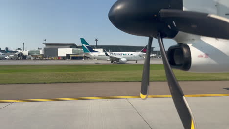 Avión-Conduciendo-Por-La-Pista-Del-Aeropuerto-Cerca-Del-Avión-Westjet-En-El-Aeropuerto-Yyc-De-Calgary-El-18/7/2023