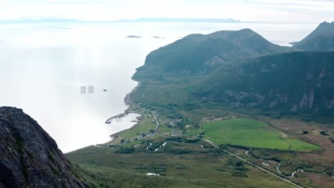 Impresionante-Lago-De-Montaña-Natural-Salberget-Cerca-Del-Pueblo-De-Flakstadvag,-Isla-Senja,-Noruega