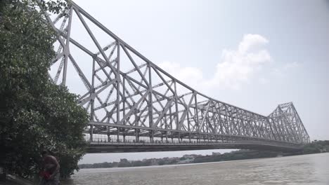 El-Puente-Howrah-Es-Un-Puente-Voladizo-Construido-Por-La-Compañía-Británica-De-Las-Indias-Orientales-En-1943.