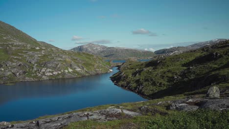 Lago-Botnvatnet-Rodeado-De-Montañas-En-Gryllefjord,-Noruega