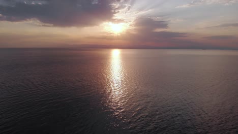 Drohnenvideo-über-Ruhigem-Meer,-Goldene-Stunde,-Sonnenuntergang,-Griechenland,-Orangefarbener-Hintergrund,-Sommer