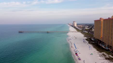 Vista-Aérea-Durante-El-Amanecer-De-La-Mañana,-Playa-De-Aguas-Cristalinas-De-Panhandle-Florida-America