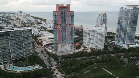 Drone-Acercándose-A-La-Torre-Portofino-Y-Al-Edificio-Rascacielos-Del-Horizonte-En-South-Beach