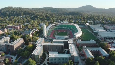 Campus-De-La-Universidad-De-Oregon-Con-El-Estadio-Auzen-Capturado-Por-Un-Dron-Aéreo