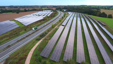 Al-Lado-De-La-Autopista-A20-En-Alemania-Hay-Un-Parque-Solar.