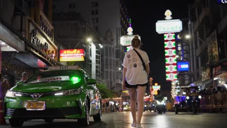 Viajera-Explorando-La-Escena-Nocturna-Del-Barrio-Chino-De-Bangkok-Caminando-Por-La-Famosa-Carretera-Yaowarat