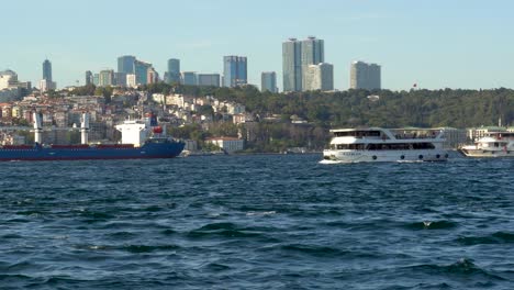 Boote-Passieren-Den-Bosporus,-Stadtbild-Im-Hintergrund,-Istanbul,-Türkei