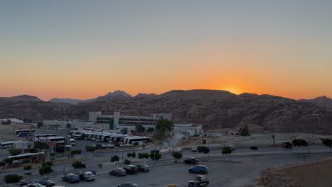 Wunderschöner-Sonnenuntergang-Im-Petra-Tal-Im-Wadi-Musa,-Jordanien-Inmitten-Einer-Felsigen-Und-Bergigen-Landschaft,-Ein-UNESCO-Weltkulturerbe,-Altes-Nabatäisches-Königreich,-4K-Aufnahme