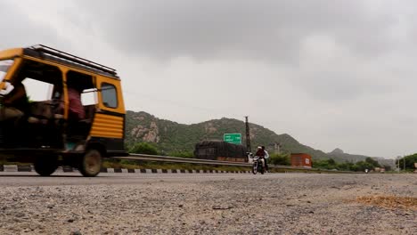 El-Vídeo-De-La-Carretera-Nacional-Con-Un-Vehículo-Pasando-Por-La-Mañana-Se-Tomó-En-Ajmer-Rajasthan,-India,-El-19-De-Agosto-De-2023.