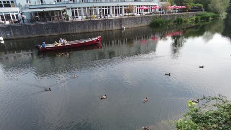 Barco-Turístico-De-La-Ciudad-De-Kilkenny-Navegando-Por-El-Río-Nore-En-Una-Tranquila-Mañana-De-Domingo-En-Verano