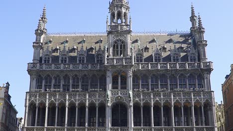 Schwenk-Nach-Unten-Aufnahme-Des-Maison-Du-Roi-Auf-Dem-Brüsseler-Grand-Place-An-Einem-Sonnigen-Tag