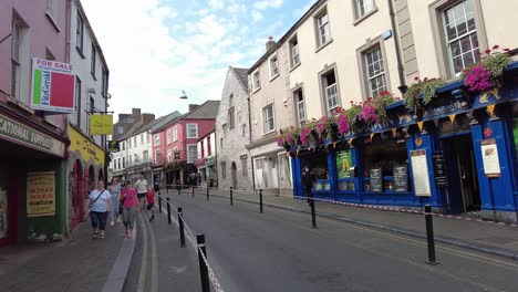 Straßenbild-Der-Stadt-Kilkenny-Menschen,-Die-An-Einem-Sonntagmorgen-Im-Sommer-Durch-Die-Historischen-Straßen-Spazieren