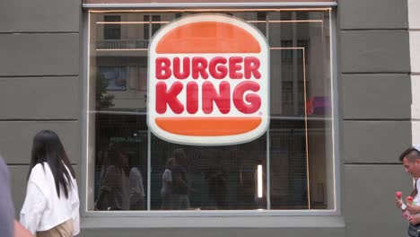 Los-Peatones-Y-Los-Compradores-Pasan-Por-La-Cadena-Americana-De-Hamburguesas,-Restaurantes-De-Comida-Rápida,-La-Empresa-Burger-King-En-España